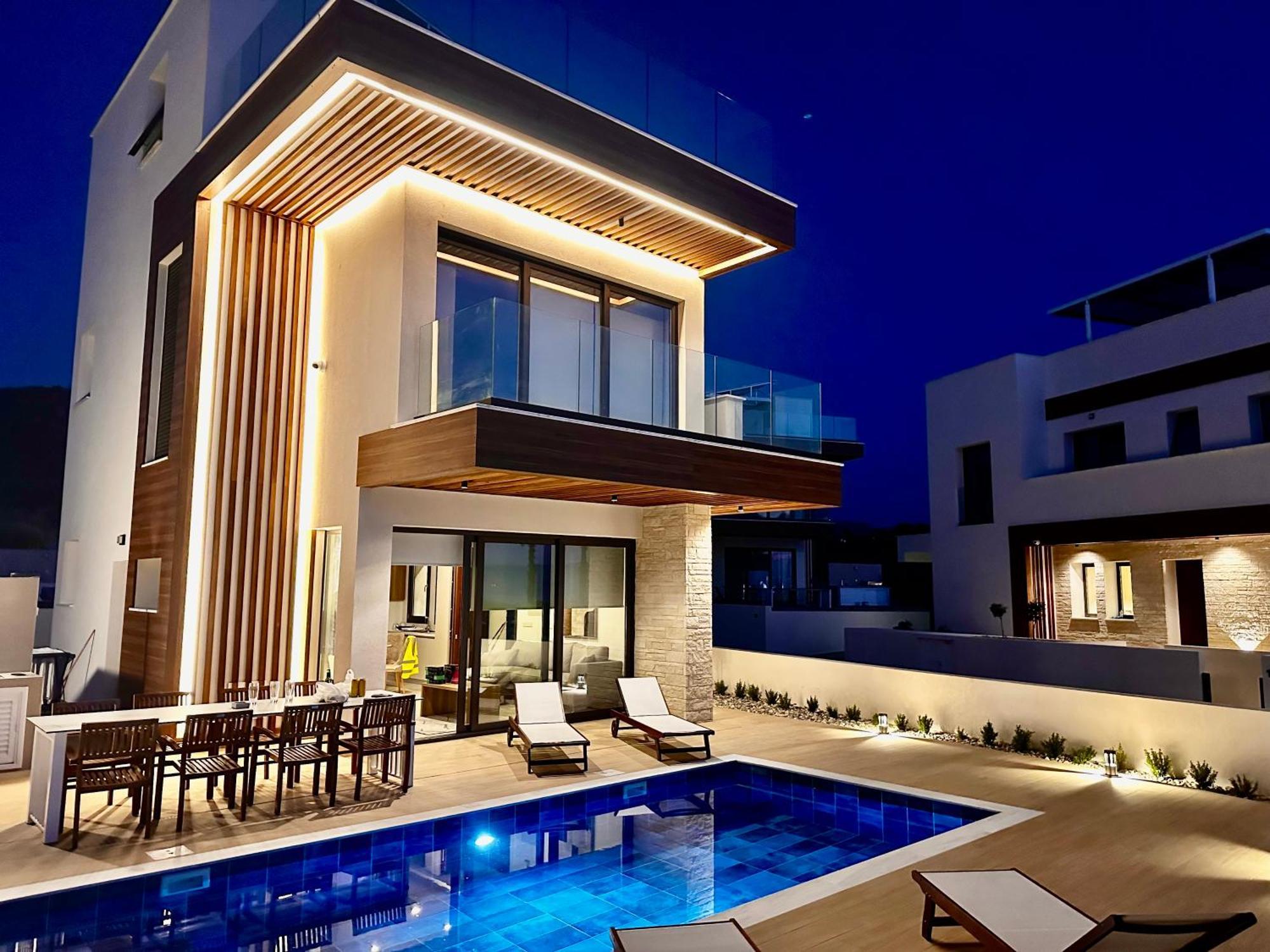Villa Santa Barbara Seafront W Jacuzzi Pool *